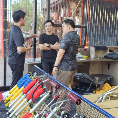 ຊ່າງ ຄິງ 19 ແນະນຳລູກຄ້າເລືອກໂຊກອັບ PROFENDER ແລະ ປີກນົກເທິງ